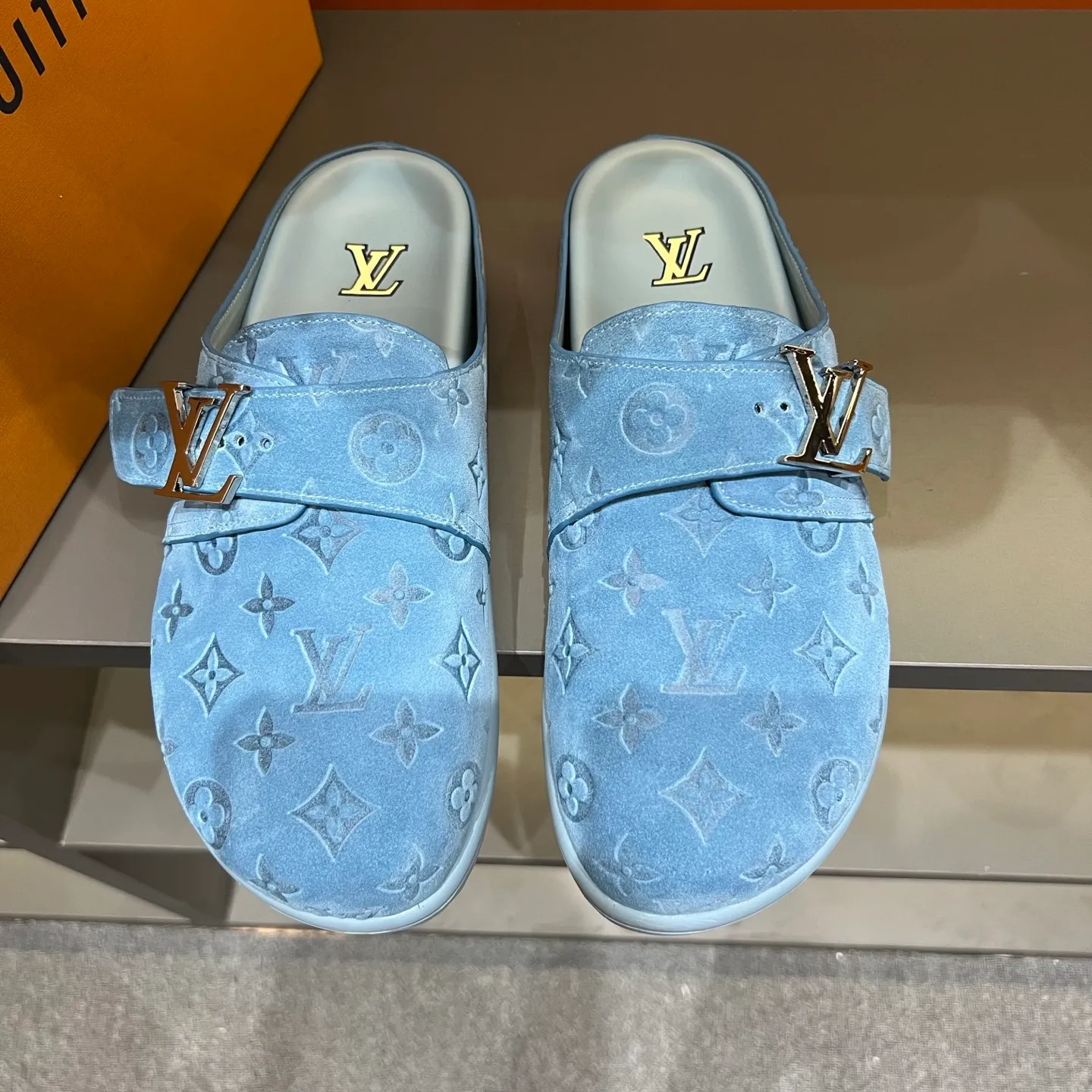 P360 38-45 LV Easy 2025 new men's casual sandals, made of suede cow leather, with Monogram pattern to highlight the trendy style. Adjustable straps illuminated with LV letters, while a resilient insole and micro outsole provide lightweight comfort. Made of suede cow leather with embossed Monogram pattern and brand element metal hardware✅Adjustable straps➕Tough insole‼ ️Micro outsole. Comfortable and easy to wear‼ ️ P: 360, size: 38-45